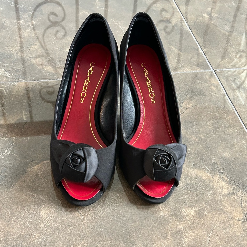 NIB caparros willamena sz 9B peep toe heels with rosette on the toe